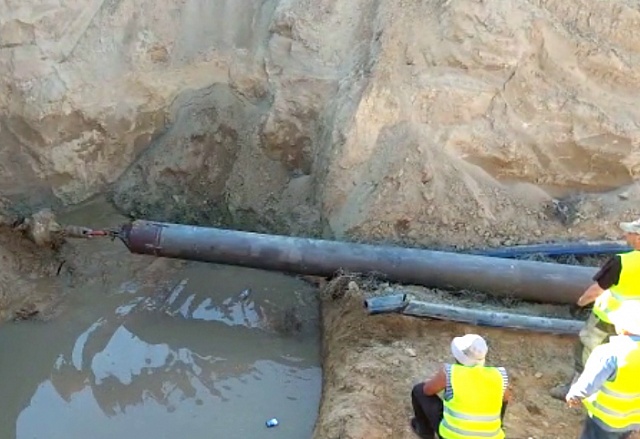 Прокладка водопровода под трассой Павлодар - Семей